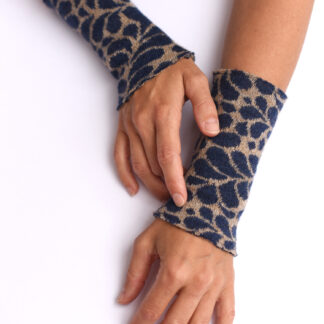 Armstulpen aus reiner Merinowolle in blau mit camel gestrickt