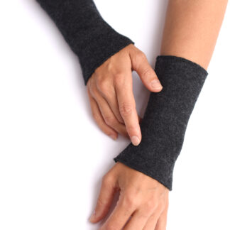 Armstulpen aus reiner Merinowolle in anthrazit gestrickt