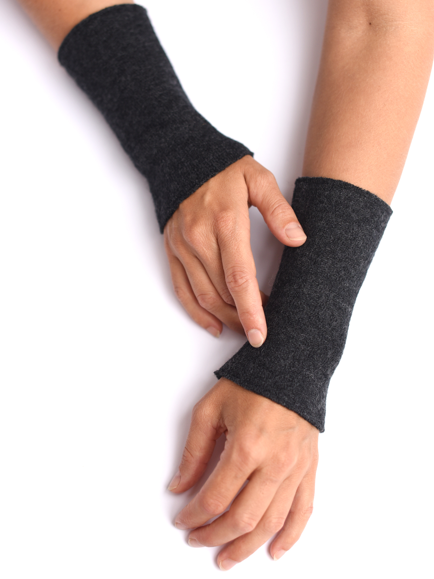armstulpen-merinowolle-anthrazit-schlicht Armstulpen aus reiner Merinowolle in anthrazit gestrickt