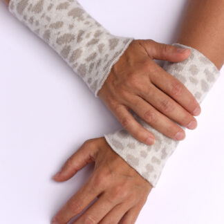 Armstulpen aus reiner Merinowolle in beige Leo Muster gestrickt