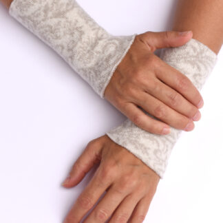 Armstulpen aus reiner Merinowolle in beige floral gestrickt