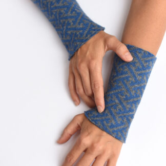 Armstulpen aus reiner Merinowolle in grau mit blau gestrickt