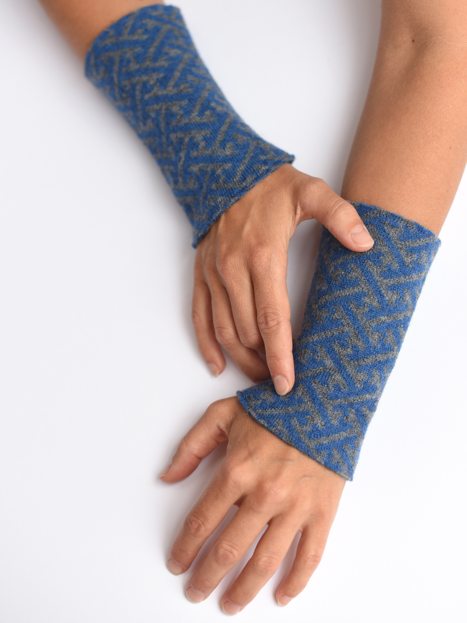 armstulpen-merinowolle-blau-grau-balken Armstulpen aus reiner Merinowolle in grau mit blau gestrickt