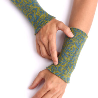 Armstulpen aus reiner Merinowolle in grün mit blau gestrickt