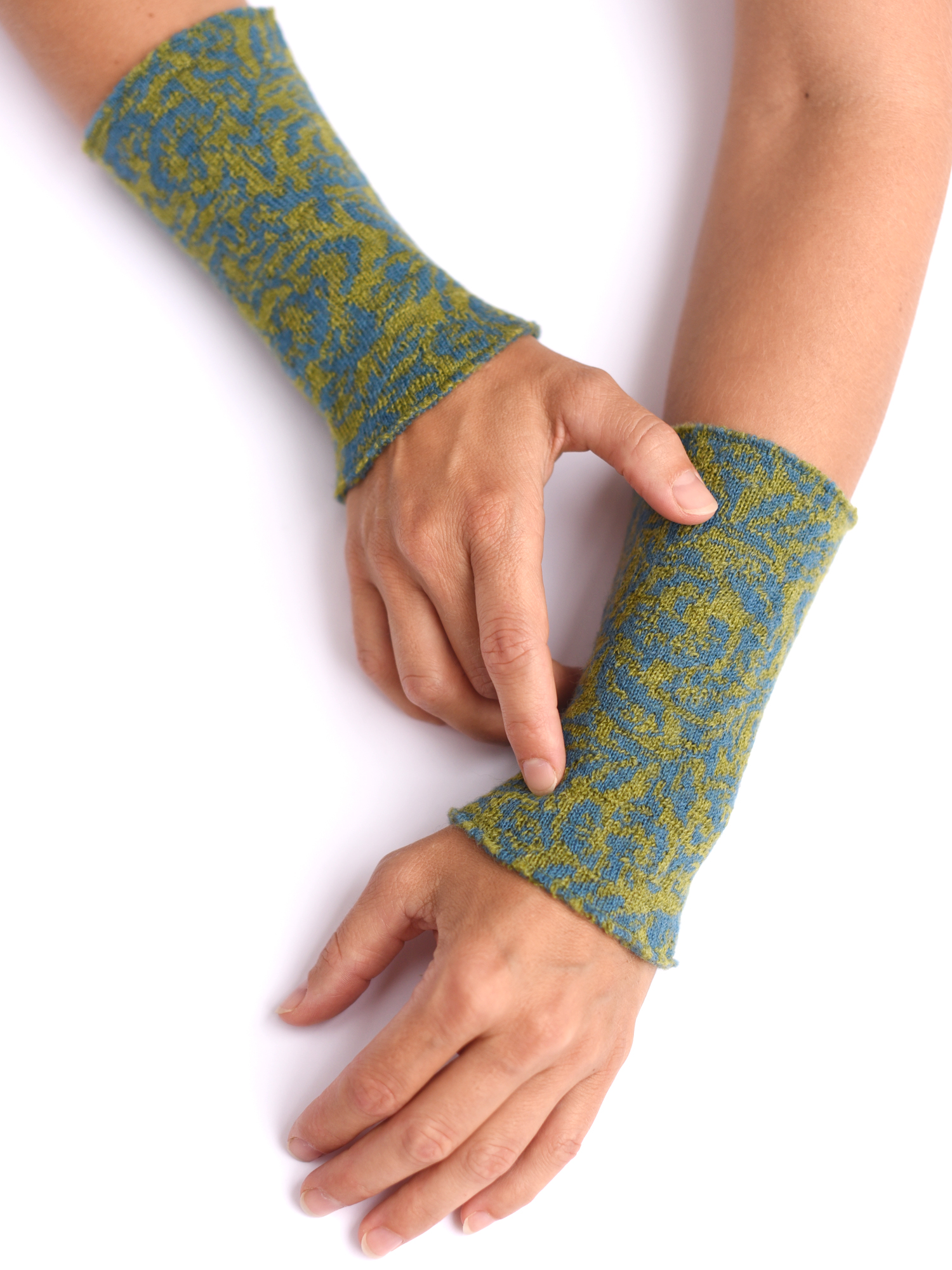 armstulpen-merinowolle-blau-grün-gestrickt Armstulpen aus reiner Merinowolle in grün mit blau gestrickt