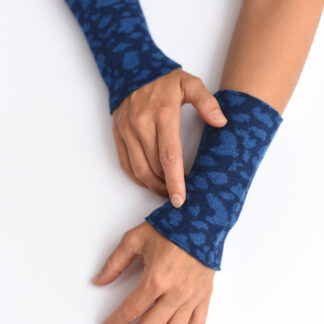 Armstulpen aus reiner Merinowolle in blauem Leo gestrickt