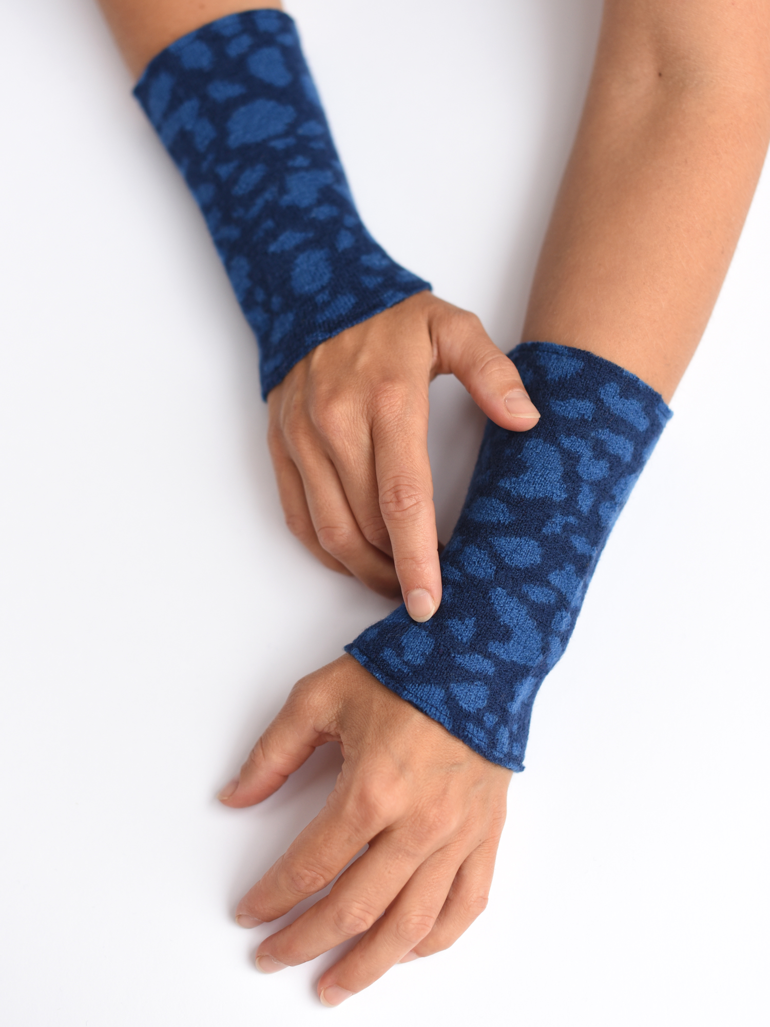 armstulpen-merinowolle-blau-leo Armstulpen aus reiner Merinowolle in blauem Leo gestrickt