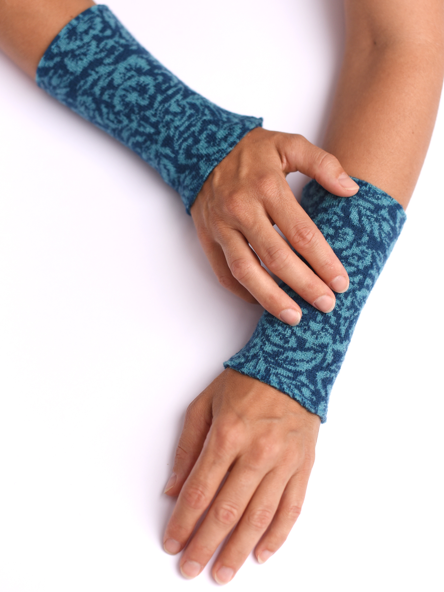 armstulpen-merinowolle-blau-türkis-gestrickt Armstulpen aus reiner Merinowolle in türkis mit blau gestrickt