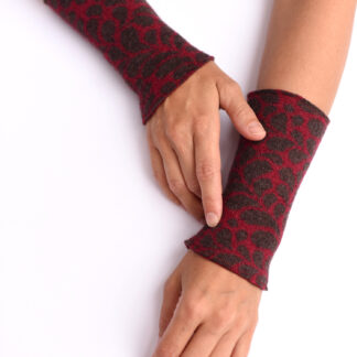 Armstulpen aus reiner Merinowolle in bordeaux mit braun gestrickt