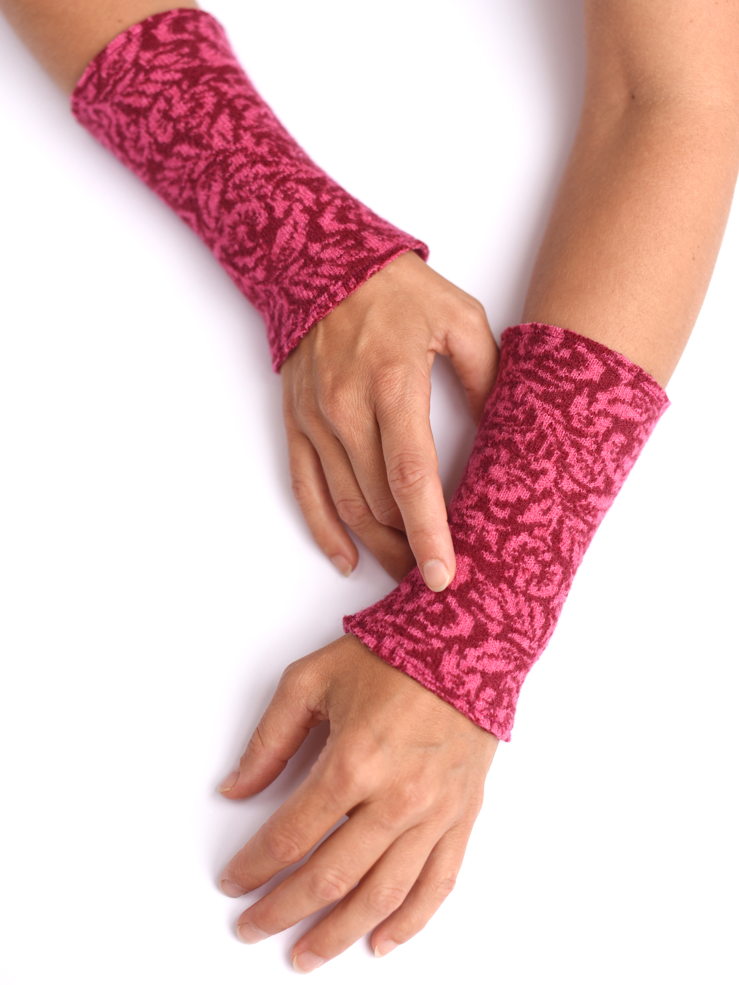armstulpen-merinowolle-bordeaux-pink-blume Armstulpen aus reiner Merinowolle in dunkelrot und pink gestrickt
