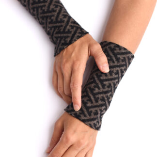 Armstulpen aus reiner Merinowolle in schwarz und braun gestrickt