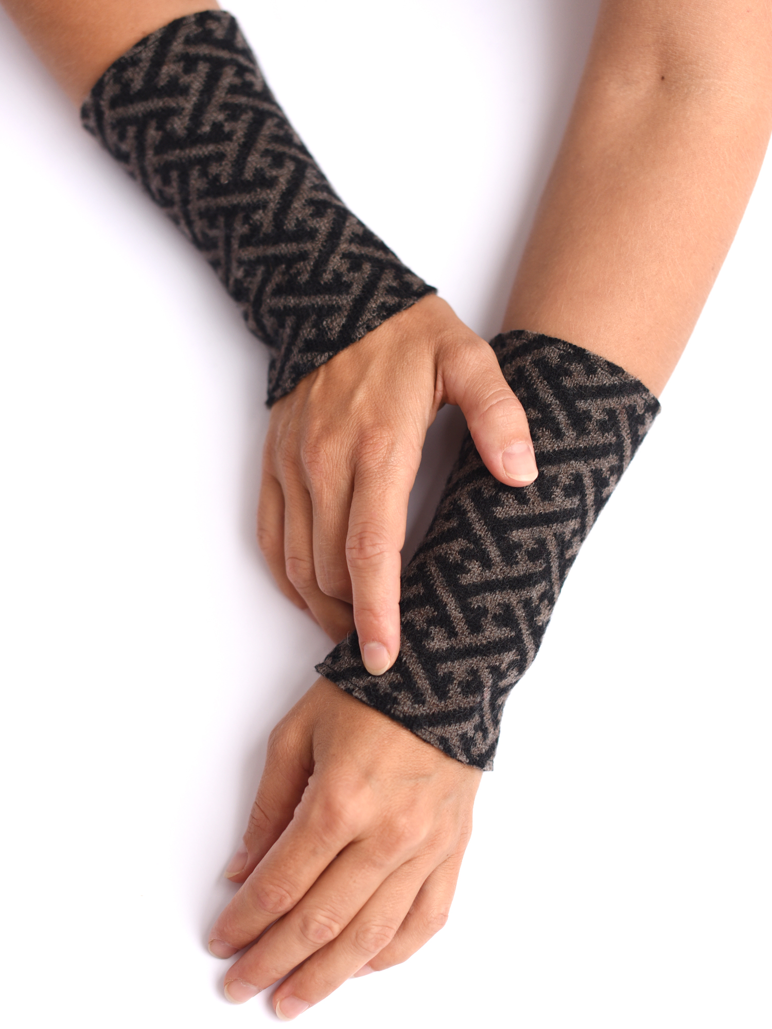 armstulpen-merinowolle-braun-schwarz-balken Armstulpen aus reiner Merinowolle in schwarz und braun gestrickt