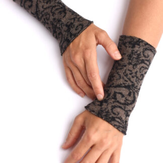 Armstulpen aus reiner Merinowolle in schwarz und braun gestrickt