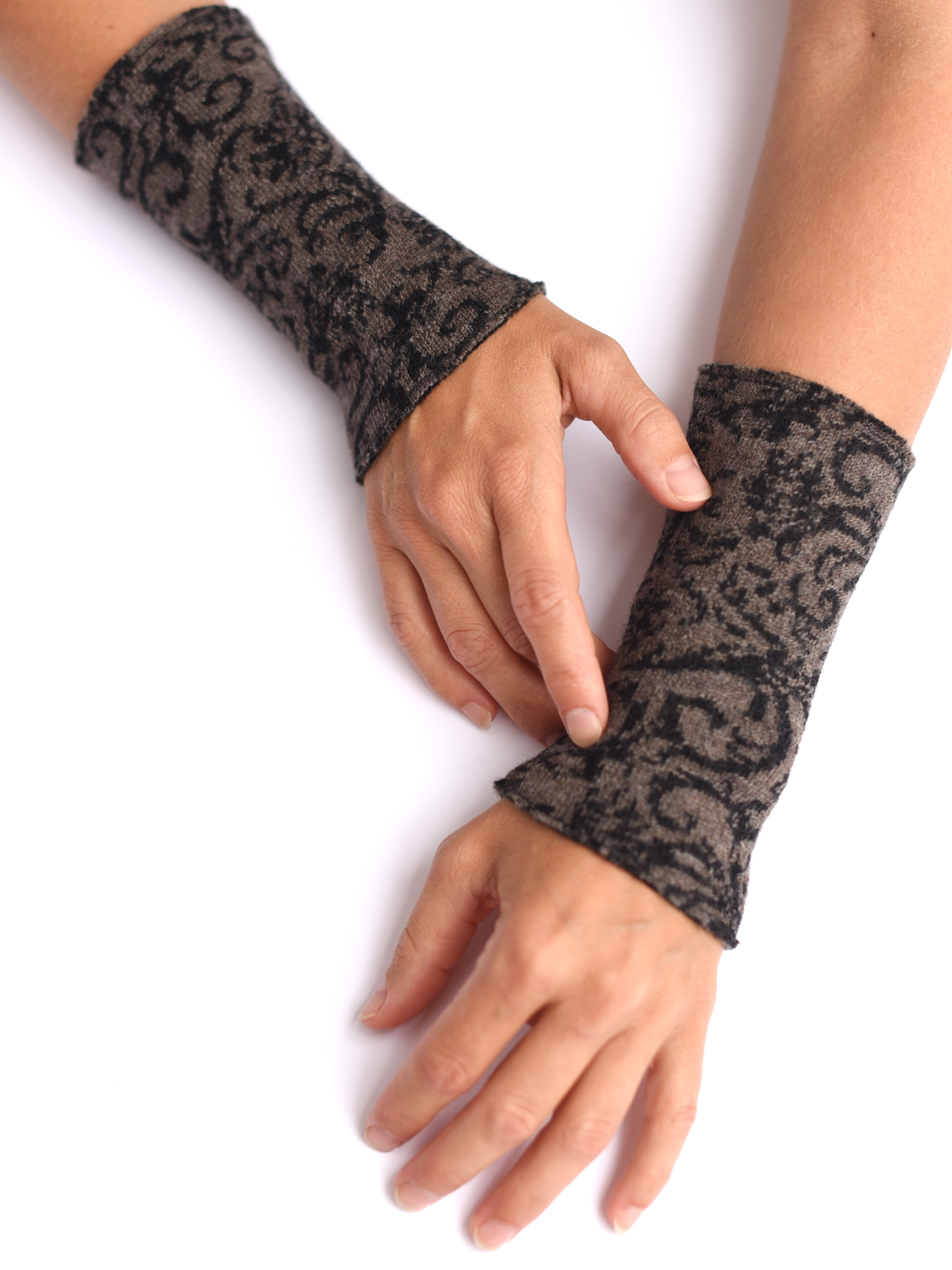 armstulpen-merinowolle-braun-schwarz-floral Armstulpen aus reiner Merinowolle in schwarz und braun gestrickt