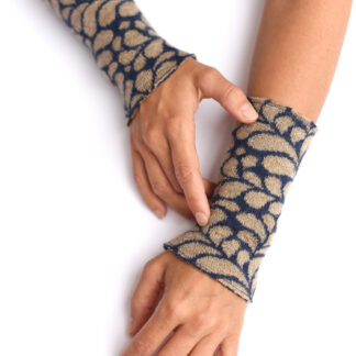 Armstulpen aus reiner Merinowolle in camel mit blau gestrickt