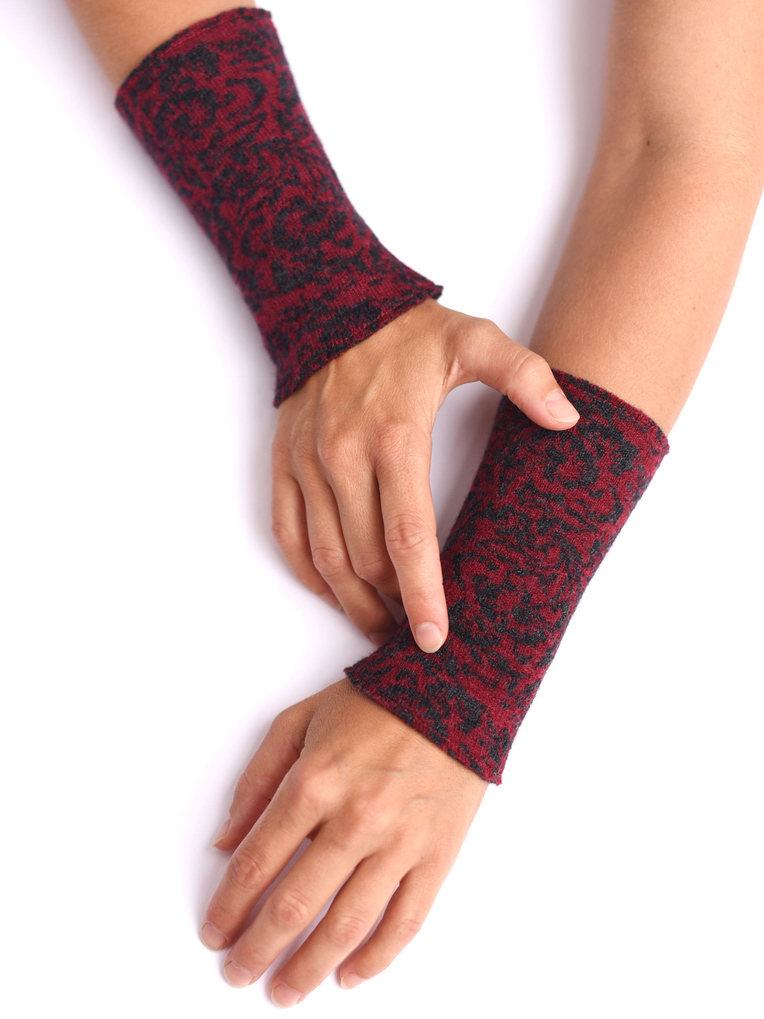 armstulpen-merinowolle-dunkelrot-anthrazit-gestrickt Armstulpen aus reiner Merinowolle in dunkelrot mit anthrazit handgemacht