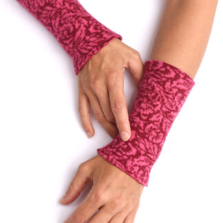 Armstulpen aus reiner Merinowolle in dunkelrot und pink gestrickt