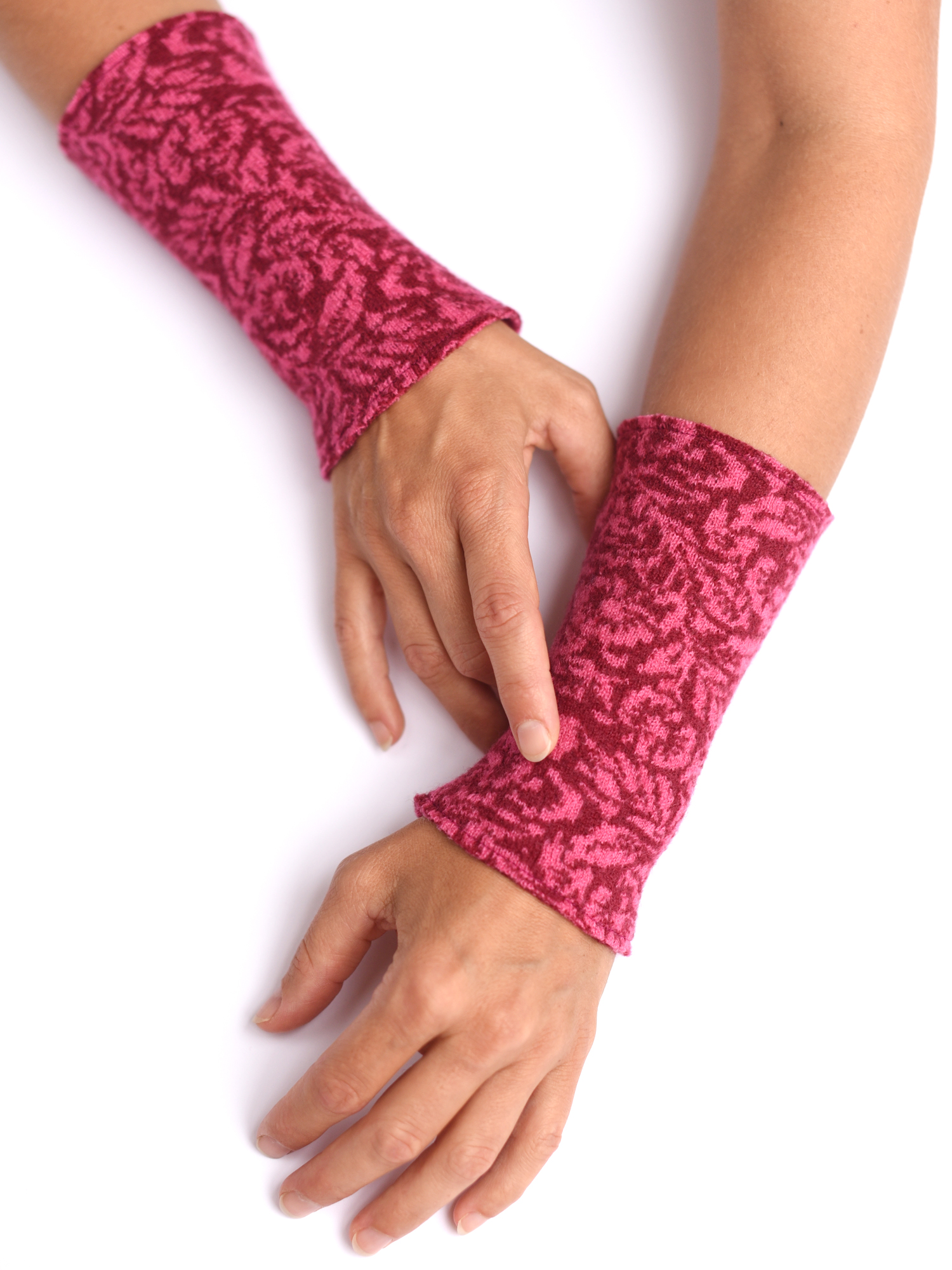 armstulpen-merinowolle-dunkelrot-pink-gestrickt Armstulpen aus reiner Merinowolle in dunkelrot und pink gestrickt