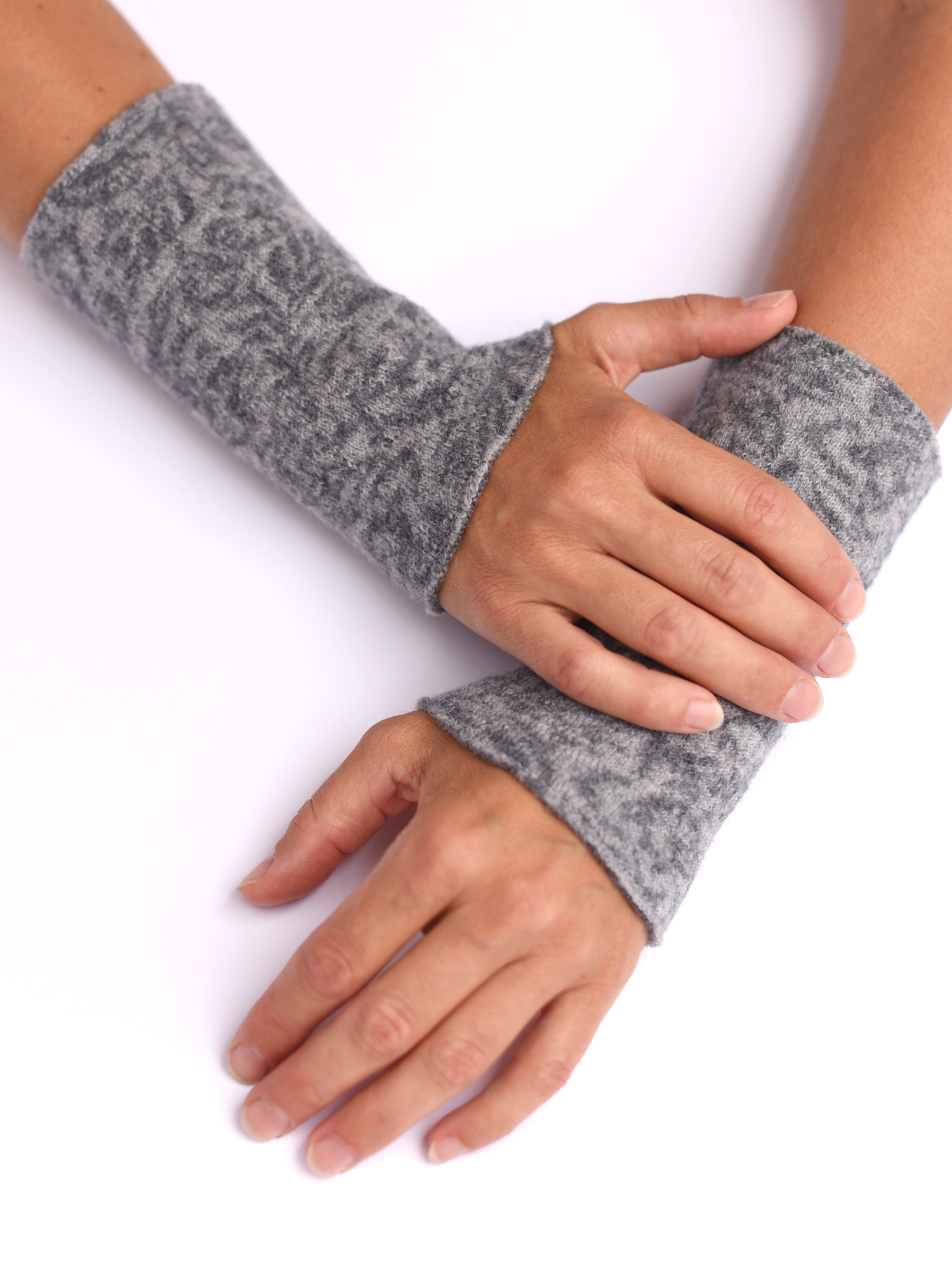 armstulpen-merinowolle-grau-gestrickt Armstulpen aus reiner Merinowolle in grau mit Blumen handgemacht