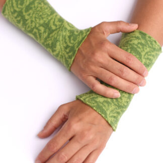Armstulpen aus reiner Merinowolle in grün floral handgemacht