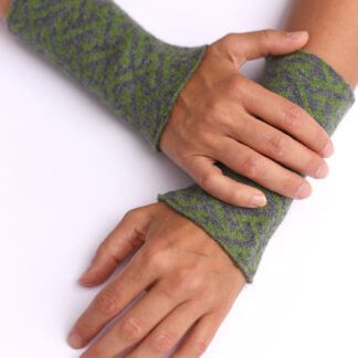 Armstulpen aus reiner Merinowolle in grün mit grau handgemacht