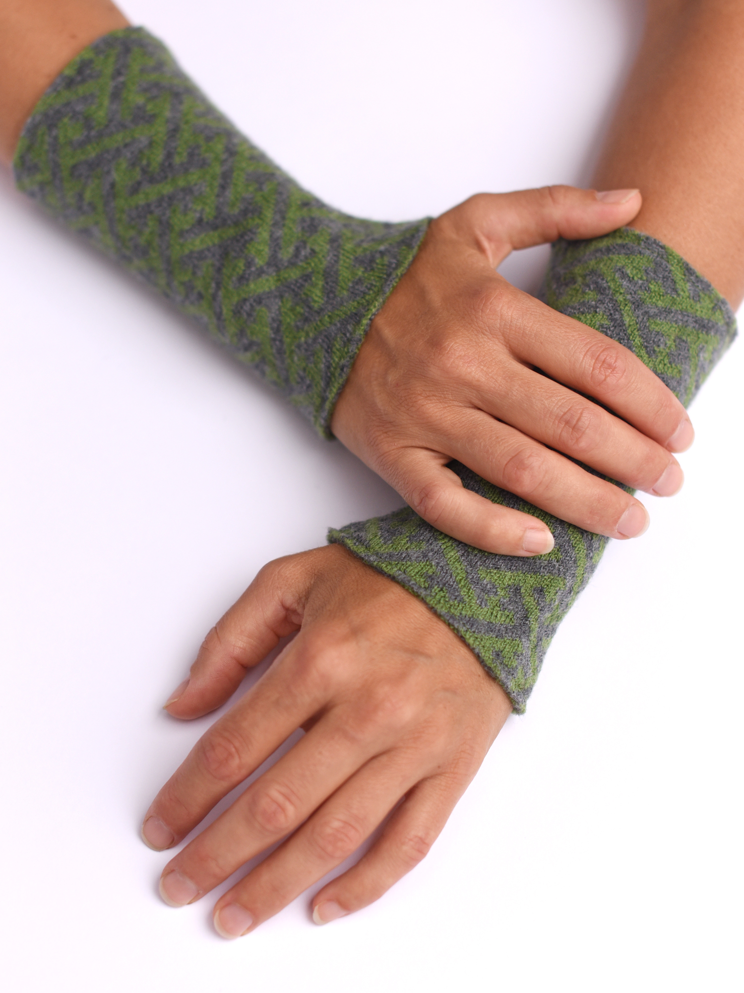 armstulpen-merinowolle-grün-grau-balken Armstulpen aus reiner Merinowolle in grün mit grau handgemacht