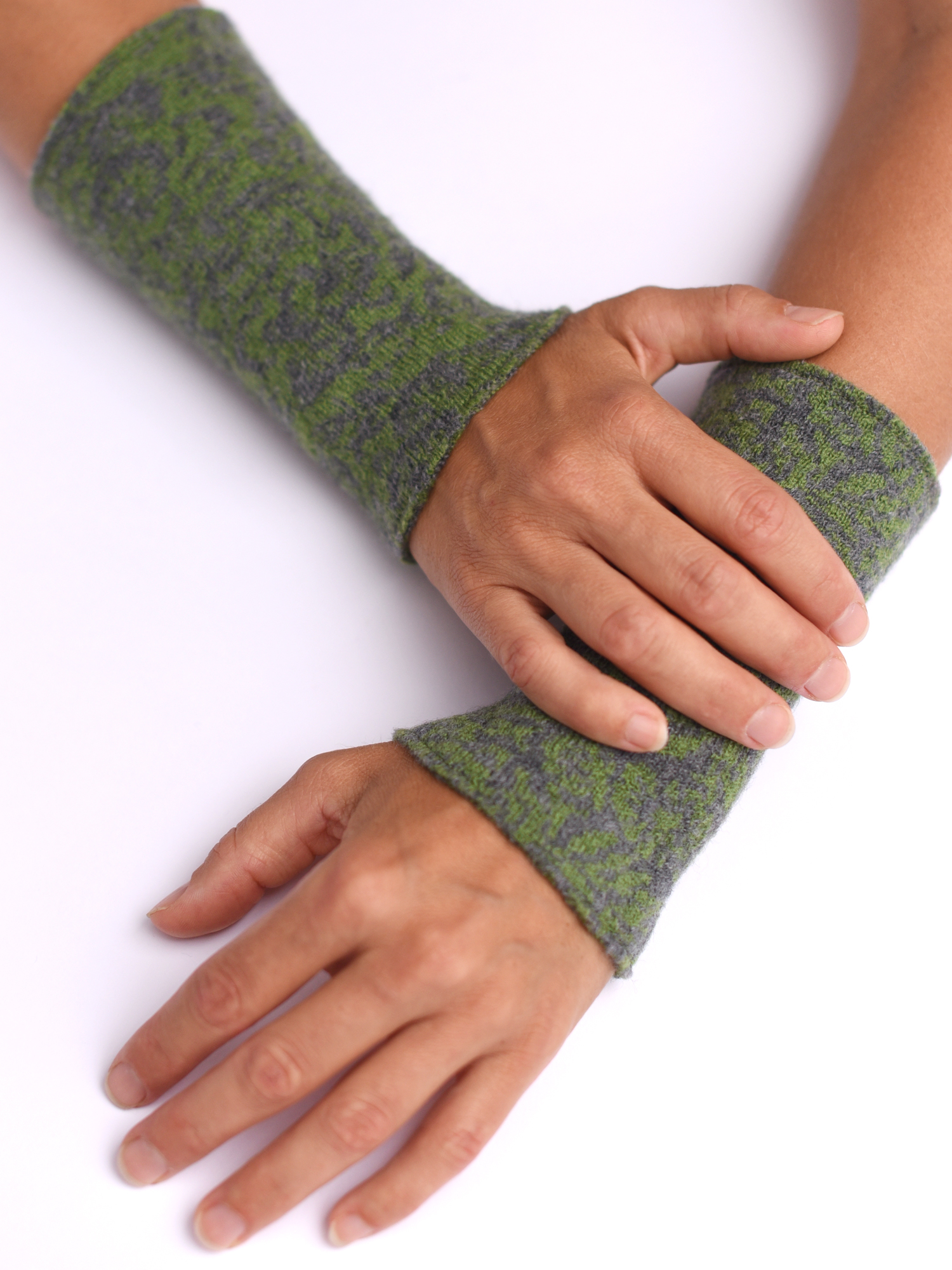 armstulpen-merinowolle-grün-grau-gestrickt Armstulpen aus reiner Merinowolle in grün mit grau handgemacht