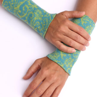 Armstulpen aus reiner Merinowolle in grün mit türkis handgemacht