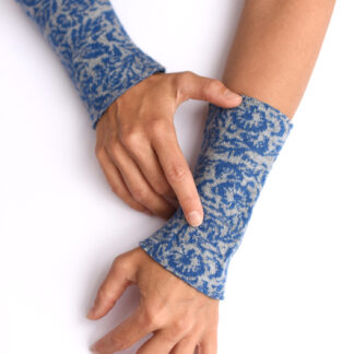 Armstulpen aus reiner Merinowolle in hellgrau mit blau handgemacht