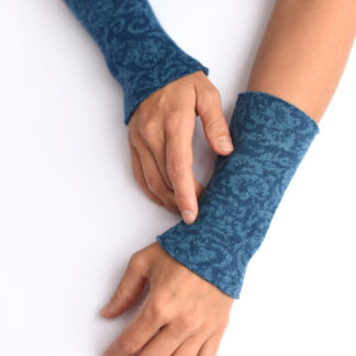 Armstulpen aus reiner Merinowolle in jeansblau handgemacht