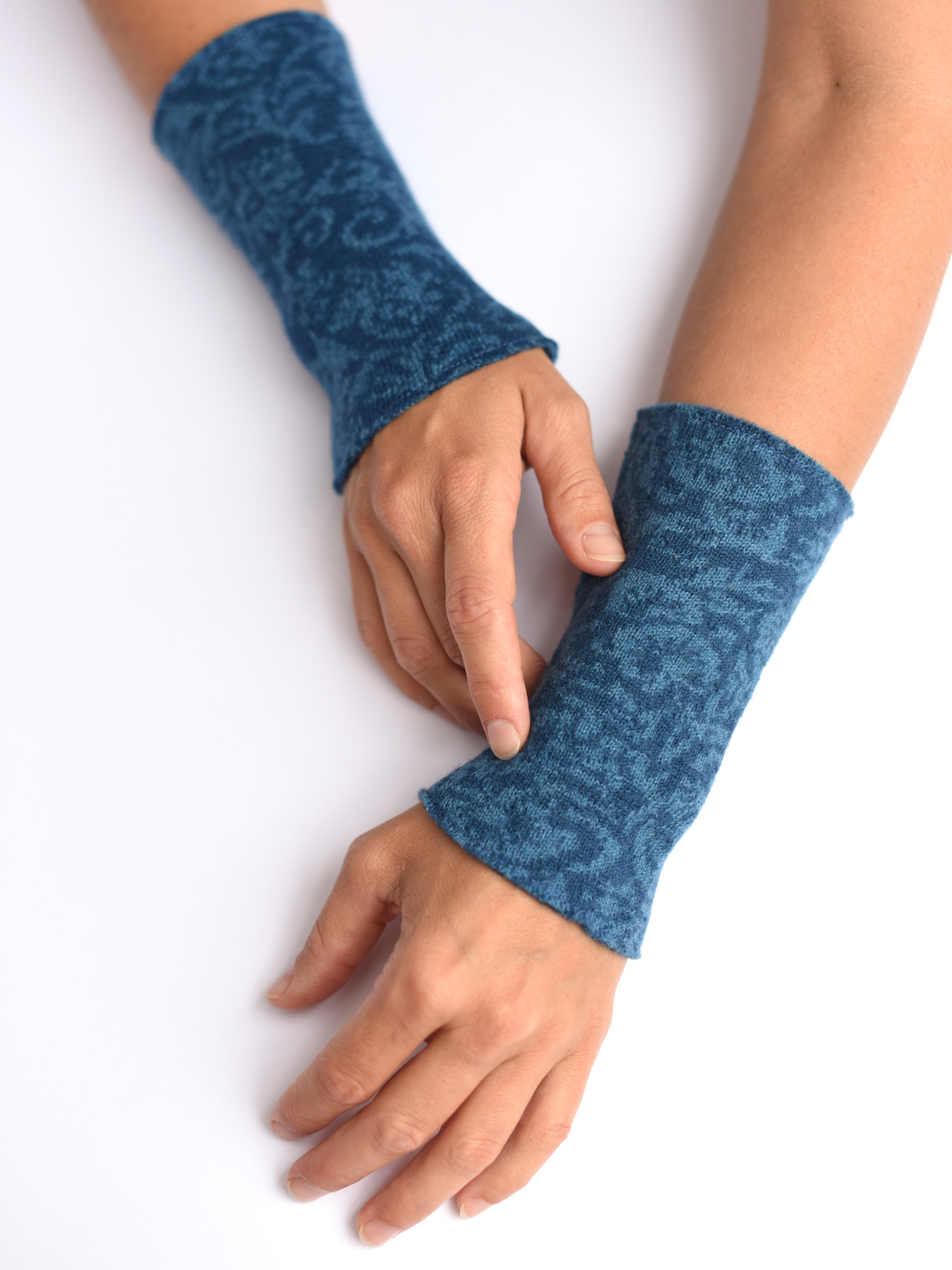 armstulpen-merinowolle-jeansblau-floral Armstulpen aus reiner Merinowolle in jeansblau handgemacht