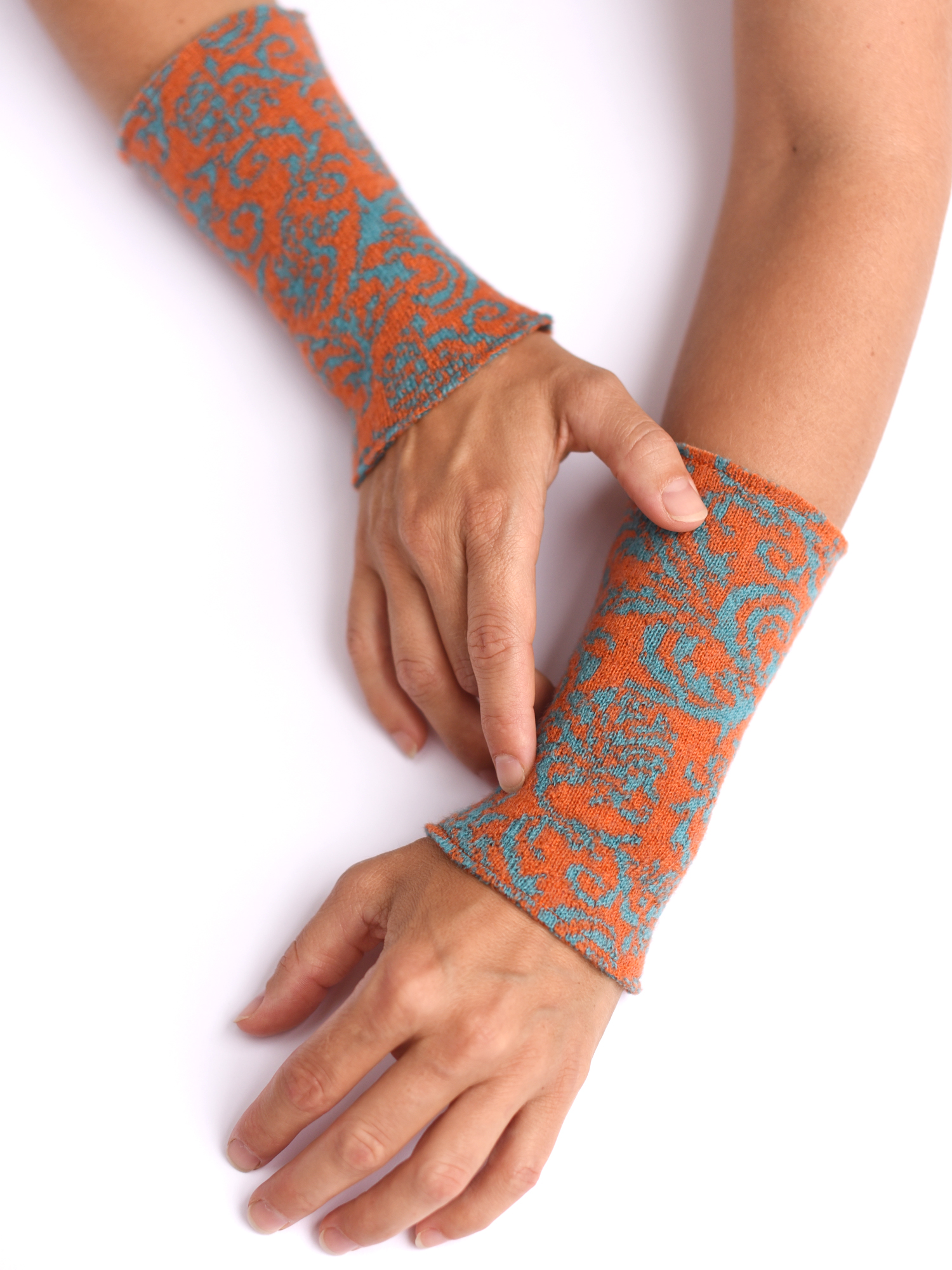 armstulpen-merinowolle-orange-türkis-muster Armstulpen aus reiner Merinowolle in türkis und orange handgemacht