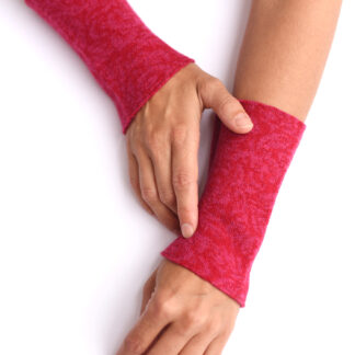 Armstulpen aus reiner Merinowolle in rosa und pink gestrickt
