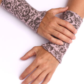 Armstulpen aus reiner Merinowolle in rosa und braun gestrickt