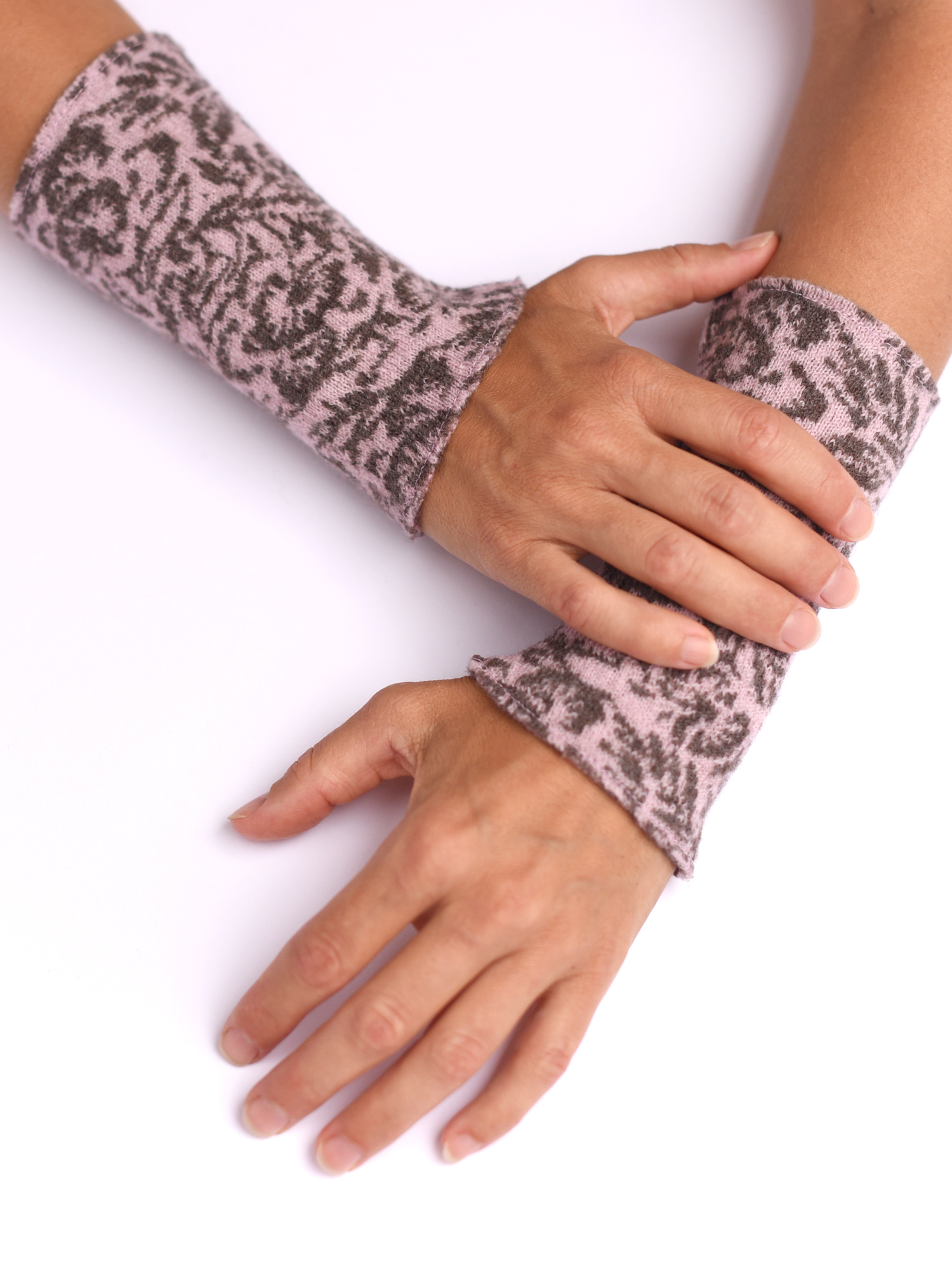 armstulpen-merinowolle-rosa-braun-blume Armstulpen aus reiner Merinowolle in rosa und braun gestrickt