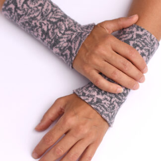 Armstulpen aus reiner Merinowolle in rosa und grau gestrickt