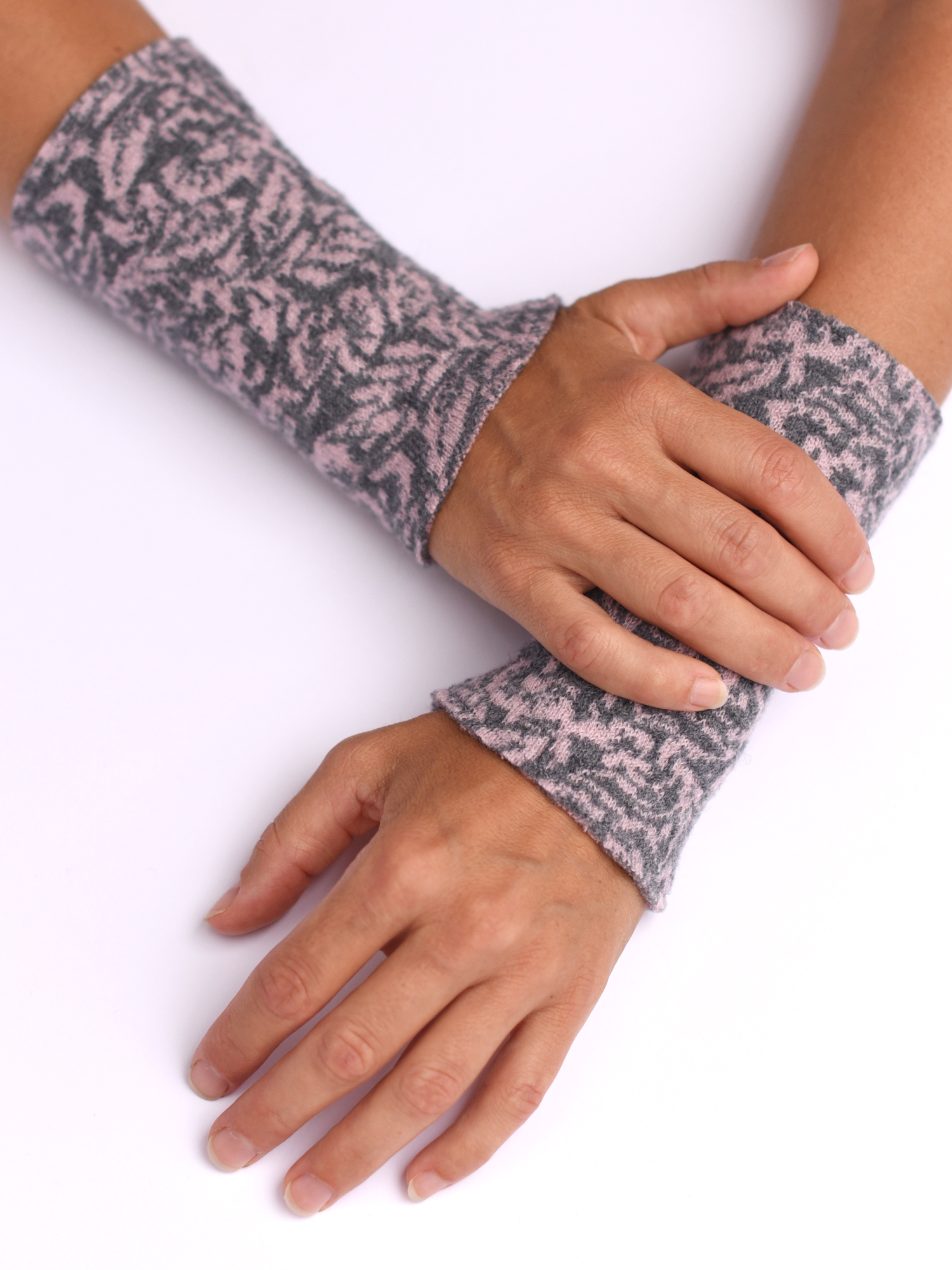 armstulpen-merinowolle-rosa-grau-gestrickt Armstulpen aus reiner Merinowolle in rosa und grau gestrickt