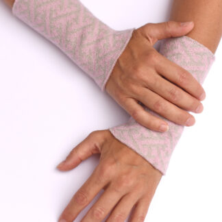 Armstulpen aus reiner Merinowolle in rosa und hellgrau gestrickt