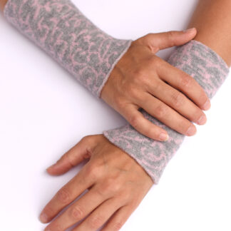 Armstulpen aus reiner Merinowolle in rosa und hellgrau gestrickt