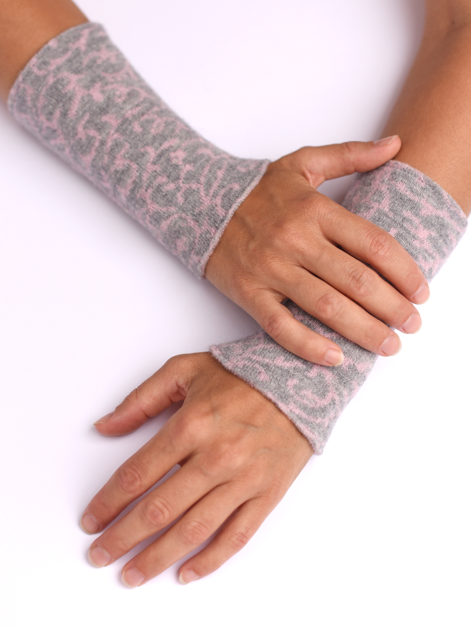 armstulpen-merinowolle-rosa-hellgrau-ranke Armstulpen aus reiner Merinowolle in rosa und hellgrau gestrickt