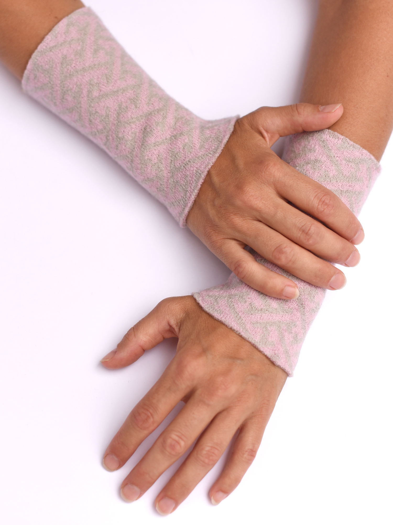 armstulpen-merinowolle-rosa-hellgrau Armstulpen aus reiner Merinowolle in rosa und hellgrau gestrickt
