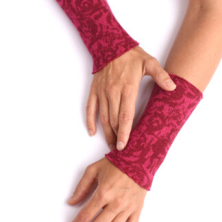 Armstulpen aus reiner Merinowolle in dunkelrot rosa gestrickt