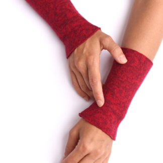 Armstulpen aus reiner Merinowolle in rot und bordeaux gestrickt