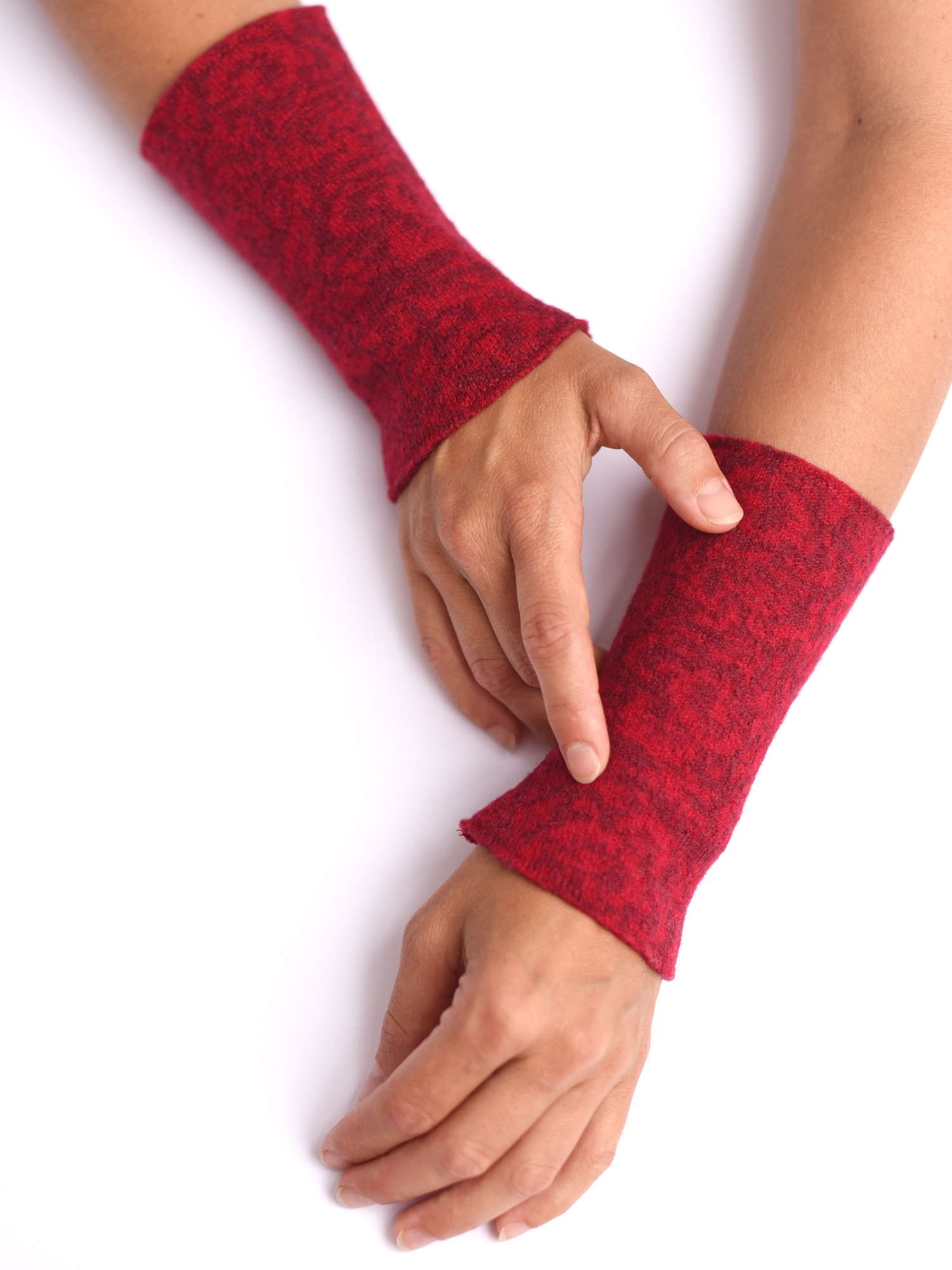 armstulpen-merinowolle-rot-bordeaux-blume Armstulpen aus reiner Merinowolle in rot und bordeaux gestrickt