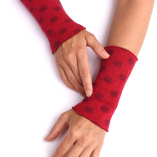Armstulpen aus reiner Merinowolle in rot mit Punkten gestrickt