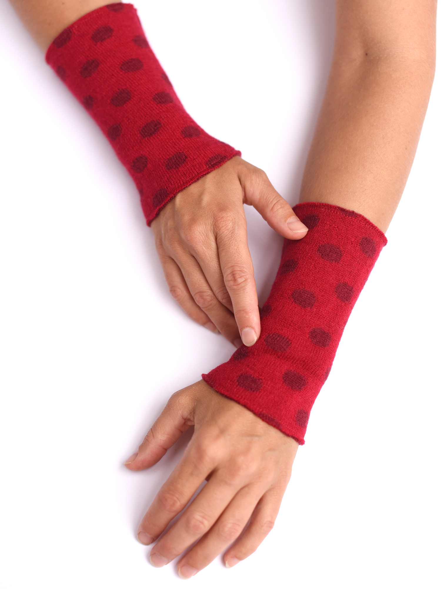 armstulpen-merinowolle-rot-bordeaux-punkte Armstulpen aus reiner Merinowolle in rot mit Punkten gestrickt