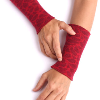 Armstulpen aus Merinowolle in rot und dunkelrot gestrickt
