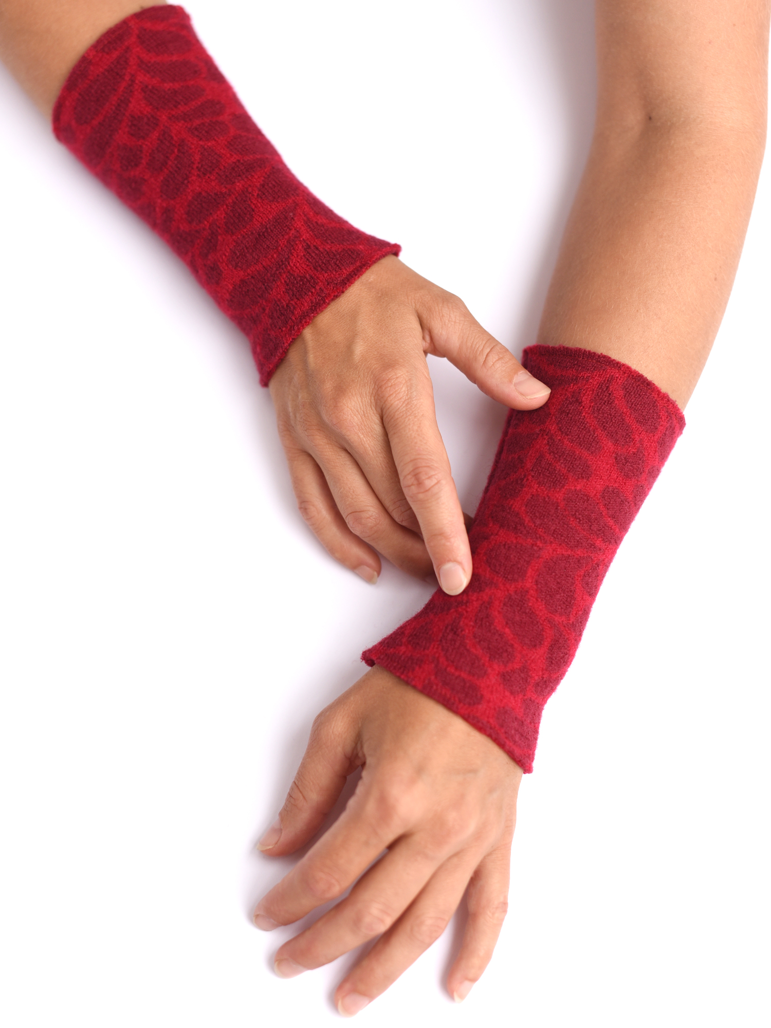 armstulpen-merinowolle-rot.bordeaux-blätter Armstulpen aus reiner Merinowolle in rot und bordeaux gestrickt