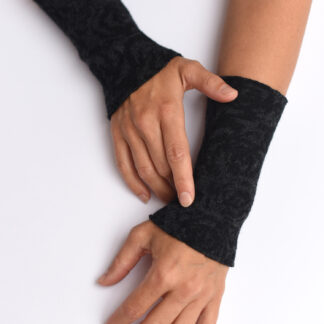 Armstulpen aus reiner Merinowolle in schwarz und anthrazit gestrickt