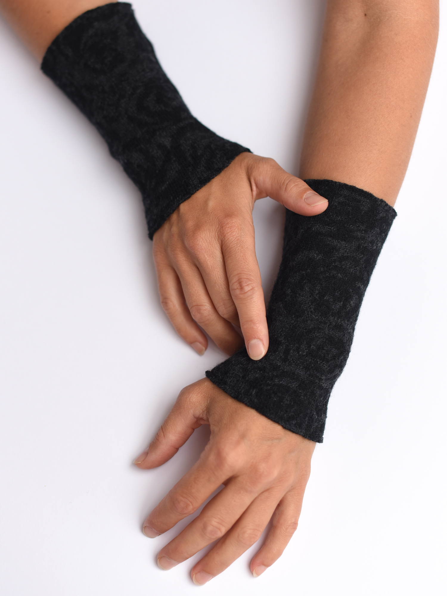 armstulpen-merinowolle-schwarz-anthrazit-rose Armstulpen aus reiner Merinowolle in schwarz und anthrazit gestrickt